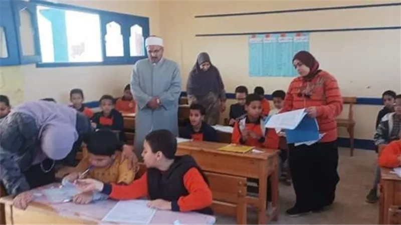 رئيس المنطقة الأزهرية بالسويس يتابع سير إمتحانات المهام الأدائية 