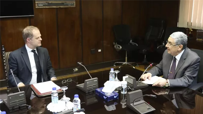 وزير الكهرباء والطاقة المتجددة يستقبل  سفير بريطانيا بالقاهرة