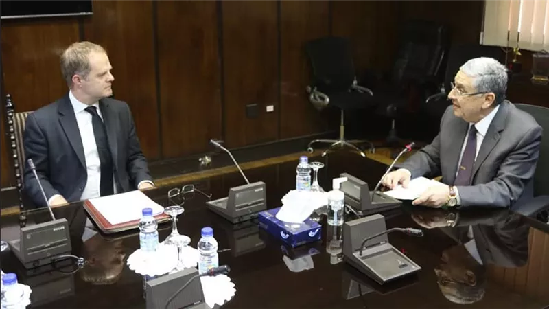 وزير الكهرباء والطاقة المتجددة يستقبل سفير ايطاليا بالقاهرة