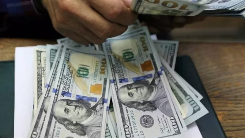 أسعار الذهب والدولار.. مفاجأة في المعدن الأصفر وصدمة حول العملة الخضراء