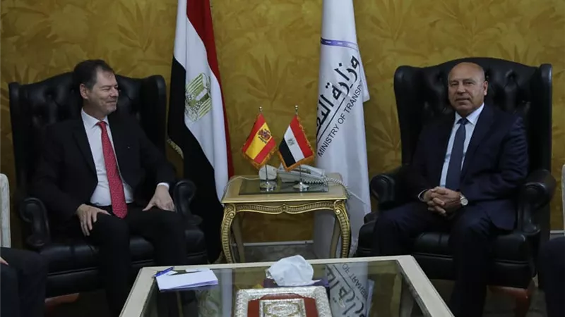 وزير النقل يبحث مع السفير الإسباني بالقاهرة تدعيم التعاون المشترك 