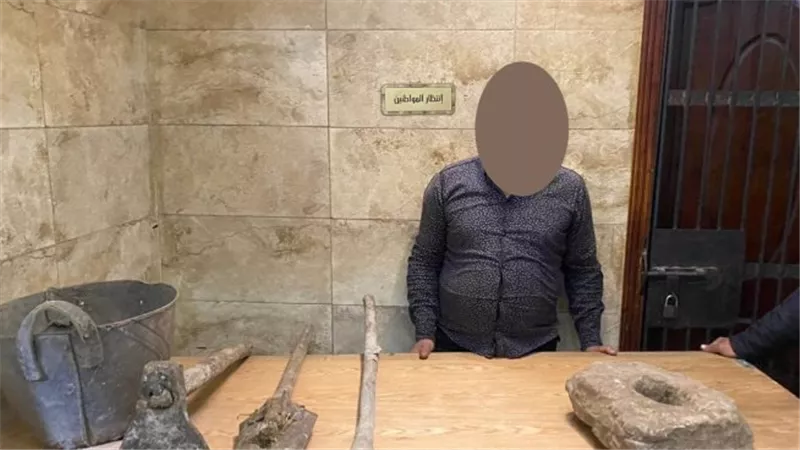 بحوزته قطعة حجرية.. 