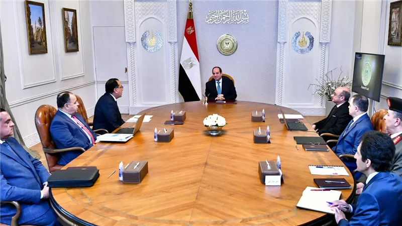 الرئيس السيسي يوجه.. إنهاء إشغال الطرق بالسيارات والمركبات المهملة