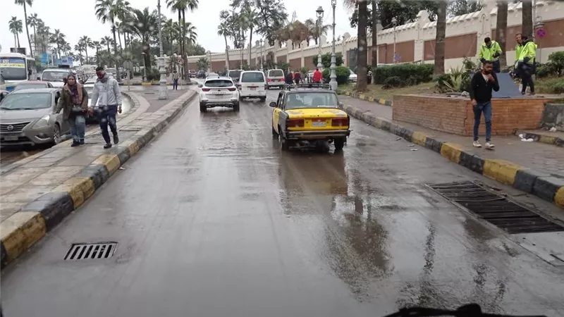 محافظ الإسكندرية يشدد على رؤساء الأحياء بالتواجد في الشوارع لإزالة آثار الامطار 