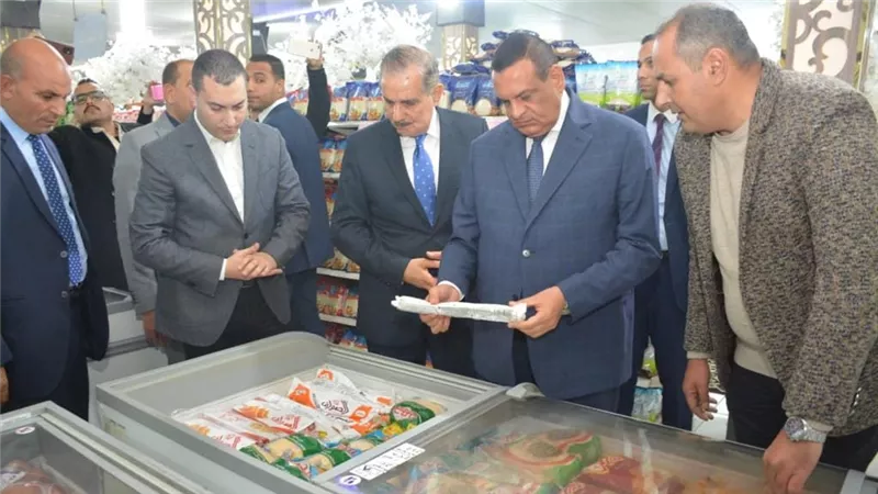 وزير التنمية المحلية ومحافظ كفر الشيخ يفتتحان هايبر ماركت المنطقة الشمالية العسكرية 