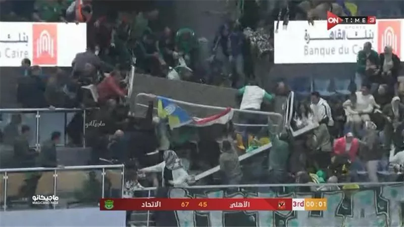 عاجل سقوط مدرج صالة حسن مصطفى في مباراة الأهلي والاتحاد في السلة