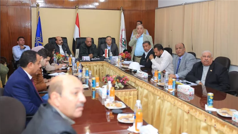 وزير قطاع الأعمال العام ومحافظ أسوان في جولة تفقدية بشركة كيما للأسمدة