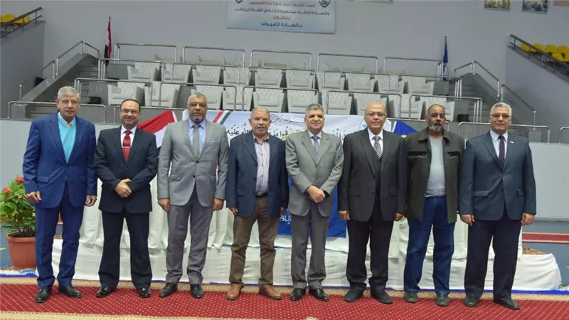 رئيس هيئة قناة السويس يكرم قيادات الهيئة والعاملين البالغين سن التقاعد 