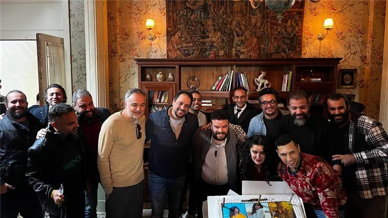 أسرة البطة الصفرا تحتفل  بعيد ميلاد غادة عادل اول ايام تصوير الفيلم