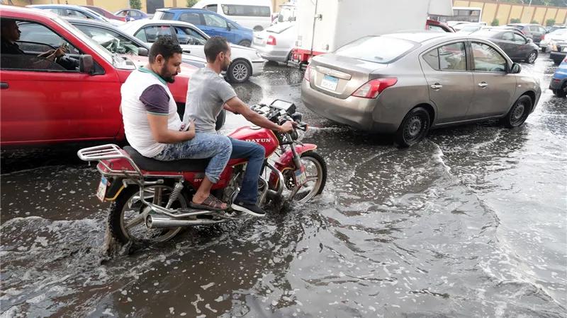 محافظ الجيزة: نعمل علي حل  للسيطرة على تجمعات المياه وأمطار غزيرة تضرب الجيزة اليوم