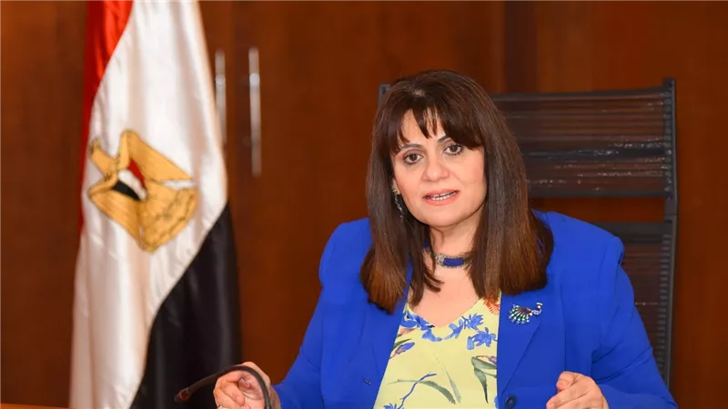 وزيرة الهجرة تتابع حالات المصريين المصابين في انفجار سفينة على الحدود التركية 