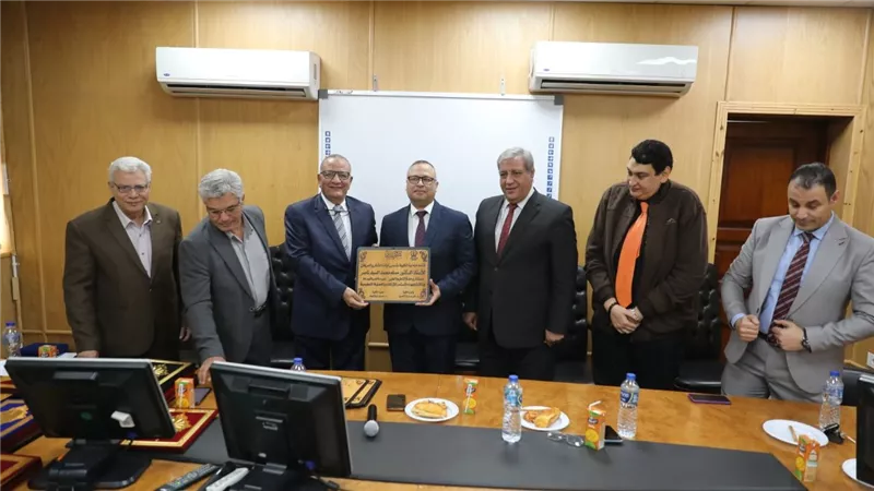 وحدة التعليم الطبي التكاملي بطب الأزهر تكرم منسقي الفصول والمقررات الدراسية  