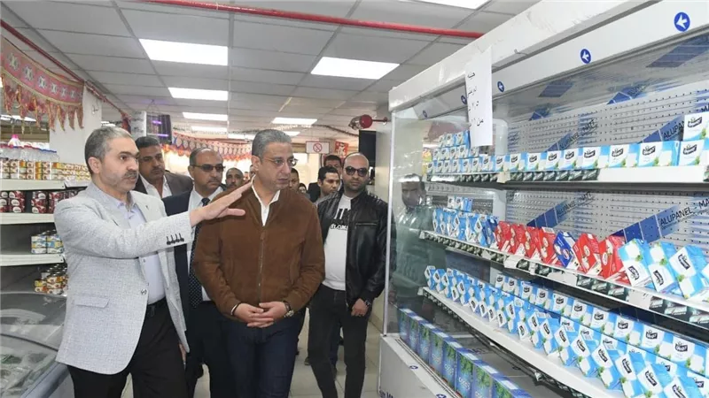 محافظ الفيوم يتفقد فرع الشركة المصرية للتأكد من توافر السلع بأسعار مخفضة  