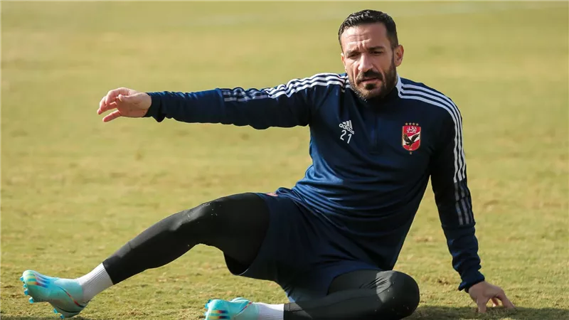 محمد بركات: كولر يريد إعطاء شارة قيادة الأهلي إلى علي معلول