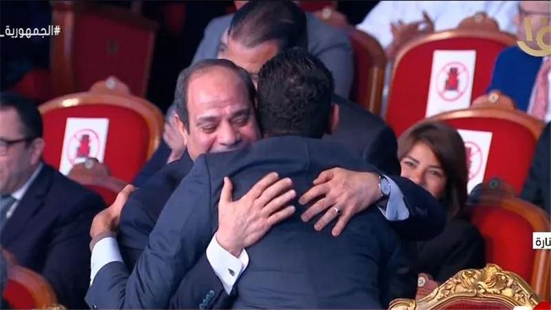 الرئيس السيسي يحتضن شابا من 