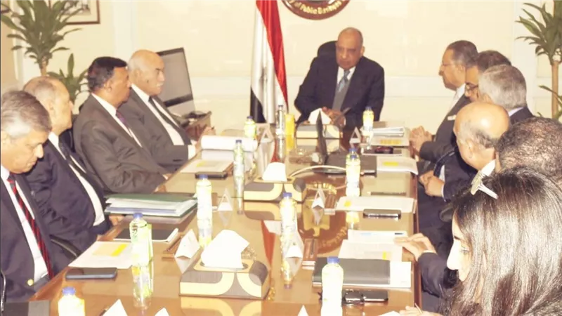 وزير قطاع الأعمال يجتمع بالرؤساء التنفيذيين للشركات القابضة لمتابعة خطط العمل ومشروعات التطوير 