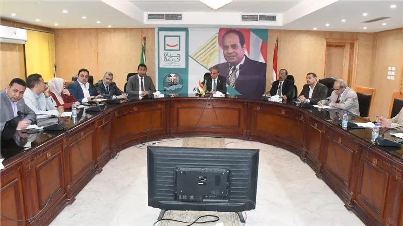 محافظ الفيوم يتابع معدلات تنفيذ مشروعات 