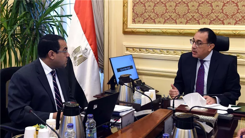 رئيس الوزراء يتابع مع رئيس الجهاز المركزي للتنظيم والإدارة سير المسابقات المركزية