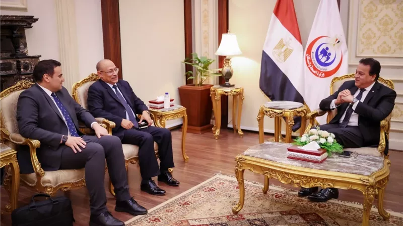 وزير الصحة يبحث مع رئيس قطاع الرعاية الصحية بمجموعة القمرا القطرية سبل التعاون
