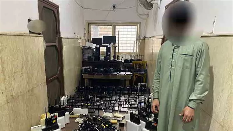 الداخلية: ضبط قائم بإدارة منظومة إتصالات لخدمات الإنترنت بدون ترخيص 