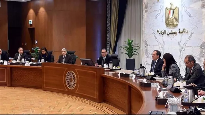 رئيس الوزراء يترأس الاجتماع الأول للجنة المعنية بالإعداد لمؤتمر ترويج الاستثمار