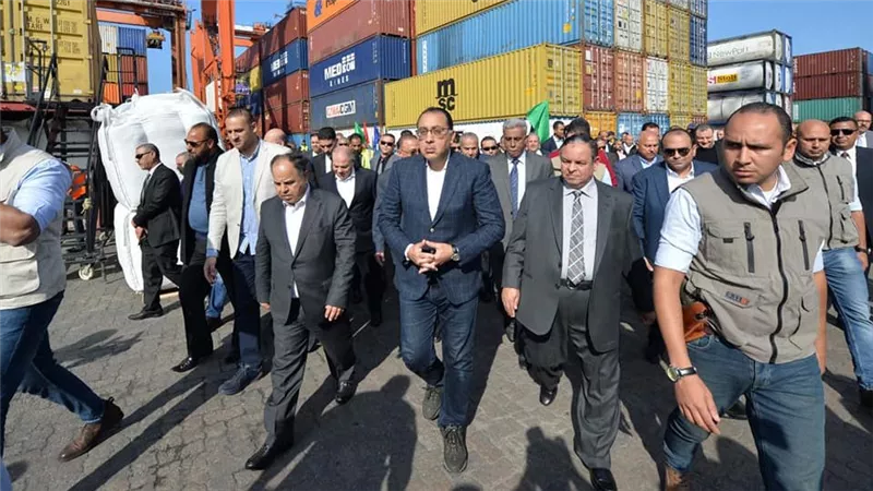 رئيس الوزراء يتابع إجراءات الإفراج الجمركي عن السلع والبضائع بميناء الإسكندرية
