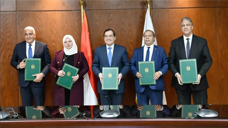 وزير البترول يوقع اتفاقيتى تعاون للتنمية المجتمعية بمطروح وأبورديس