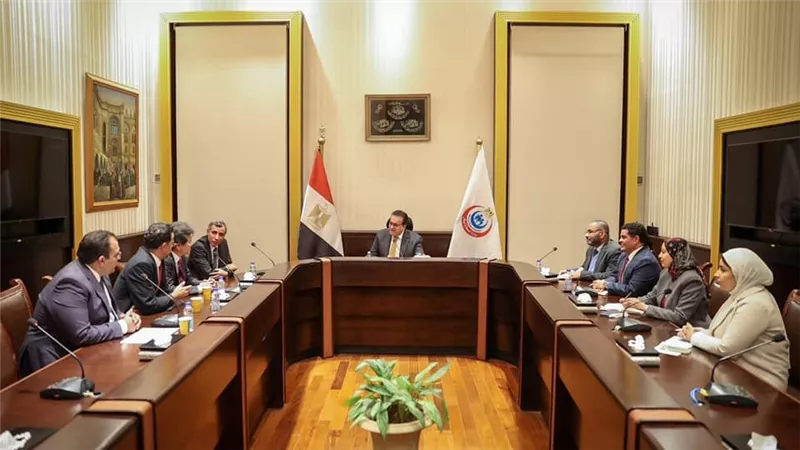 وزير الصحة يبحث مع خبير ياباني سبل التعاون وتبادل الخبرات في جراحات الأطفال 
