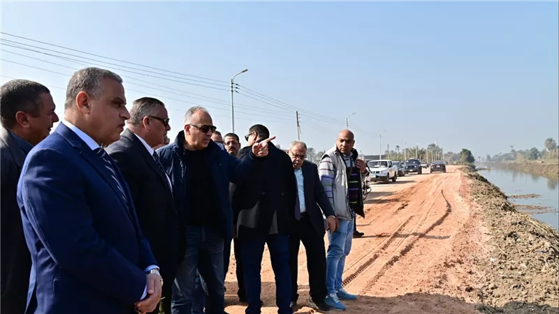 وزير الري تفقد أعمال تأهيل ترعتي قنديل وأم دومة بمركز طما ضمن 