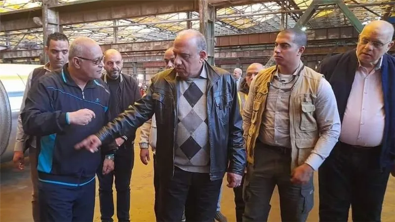 في زيارة مفاجئة.. وزير قطاع الأعمال العام يتفقد شركة النحاس المصرية بالإسكندرية 