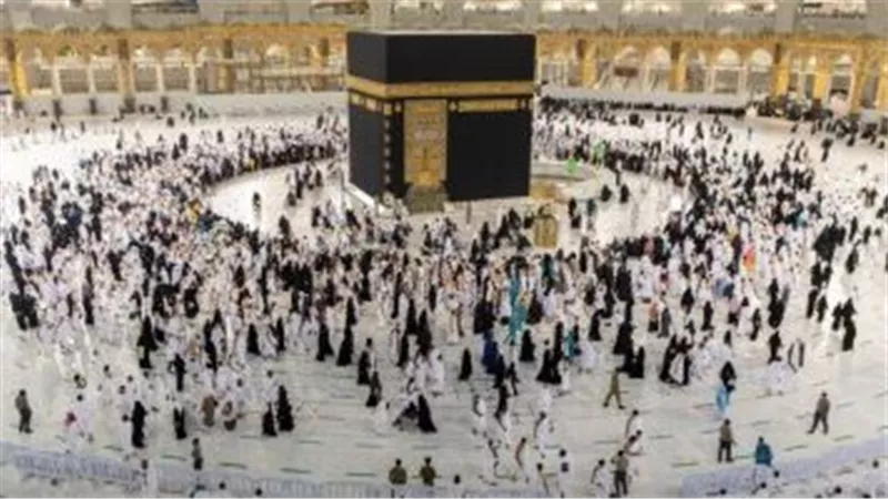 شؤون الحرمين تُوزّع المظلات على المعتمرين والزوار والعاملين بالمسجد الحرام