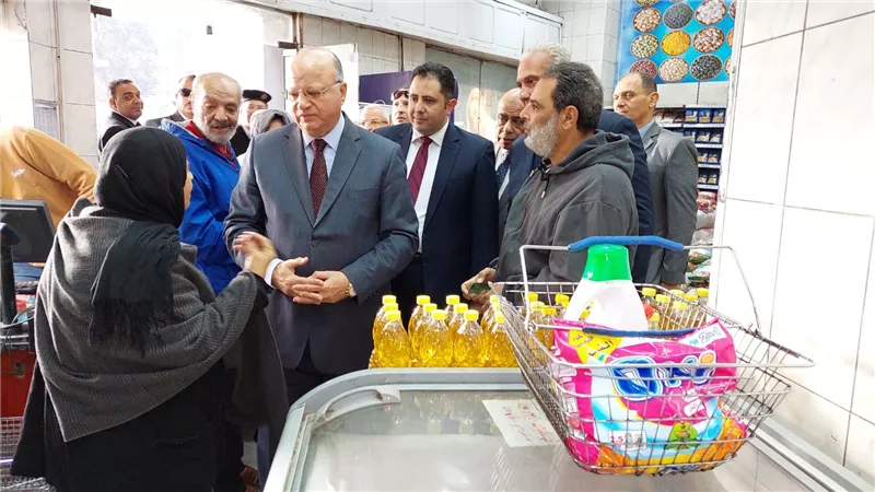 لمتابعة توافر السلع والمواد الغذائية.. محافظ القاهرة فى جولة تفقدية