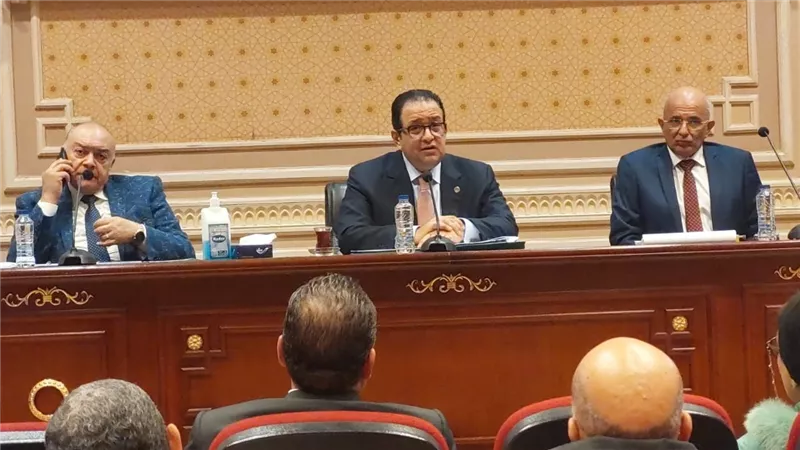 علاء عابد يستعرض مع رئيس هيئة الطرق والكباري استراتيجية الهيئة