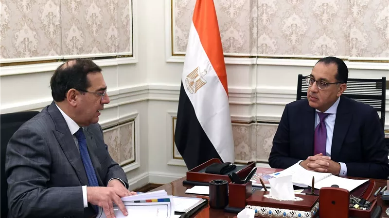 رئيس الوزراء يتابع مع وزير البترول عددا من ملفات عمل الوزارة