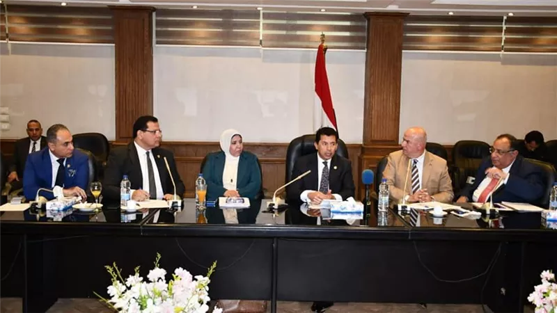 وزير الشباب والرياضة يبحث إطلاق مبادرة المواطن القدوة