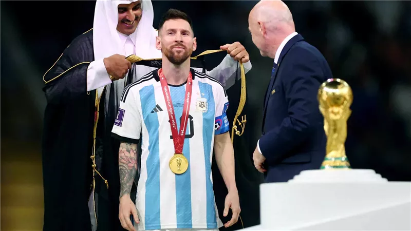 بعد رونالدو .. ميسي يظهر في نادي الهلال السعودي