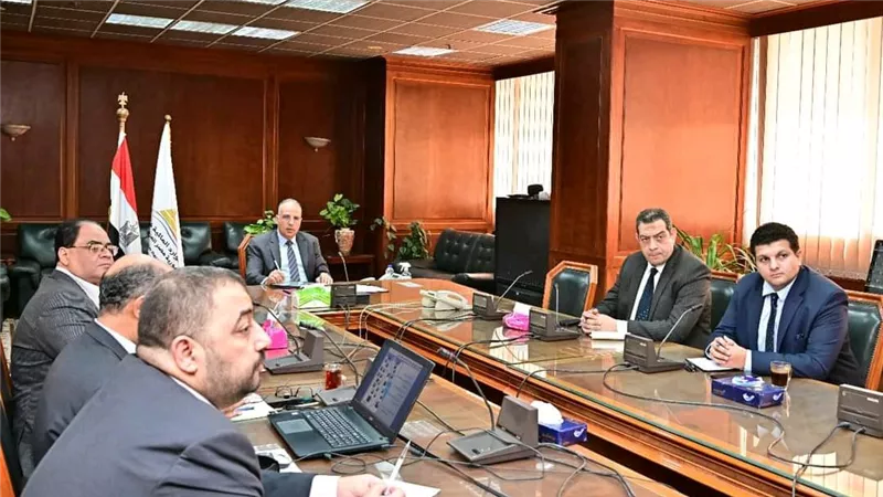 الدكتور سويلم يتابع موقف مشروعات تأهيل وصيانة المنشآت المائية الكبرى