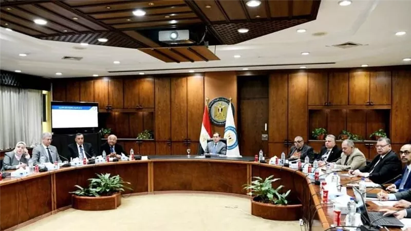وزير البترول يترأس اجتماع اللجنة العليا للمشروعات بالقطاع