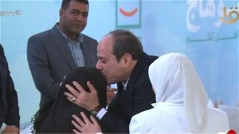 الرئيس السيسي يتناول الإفطار مع أهالى قرية أم دومة بسوهاج