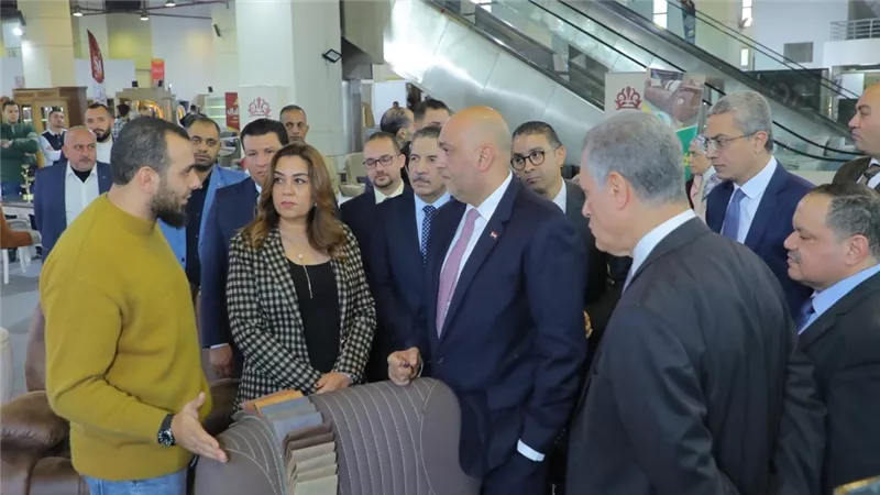 محافظ دمياط ورئيس جهاز تنمية المشروعات يتفقدان معرض الأثاث 