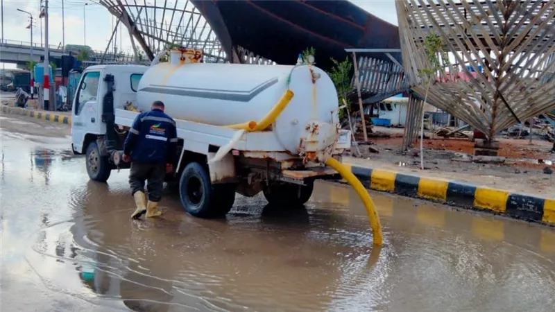 محافظ كفر الشيخ: استمرار رفع حالة الطوارئ ورفع مياه الأمطار بالقرى والمدن