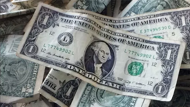 أسعار الذهب والدولار.. مفاجآت بالجملة في الأسواق