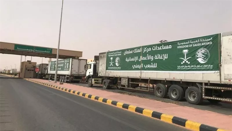 4 شاحنات سعودية توزع مستلزمات الغسيل الكلوي بمحافظات اليمن