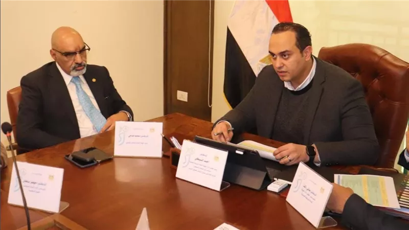 رئيس هيئة الرعاية الصحية يعقد اجتماعًا مع 