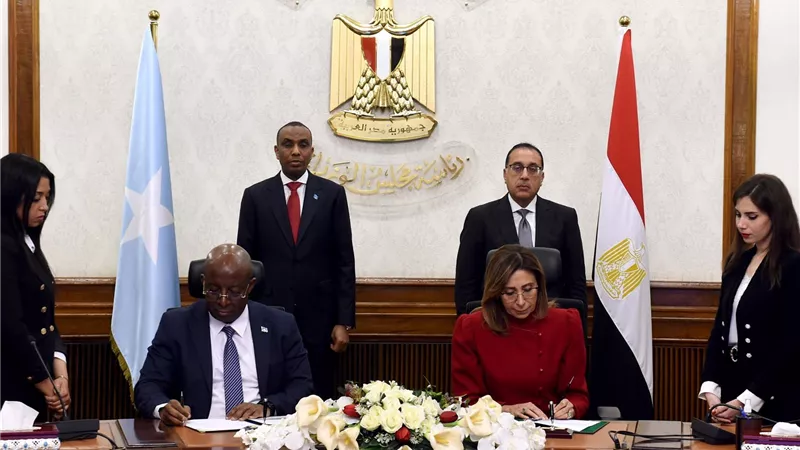 رئيسا وزراء مصر والصومال يشهدان توقيع مذكرة تفاهم لتعزيز التعاون الثقافي بين مصر والصومال