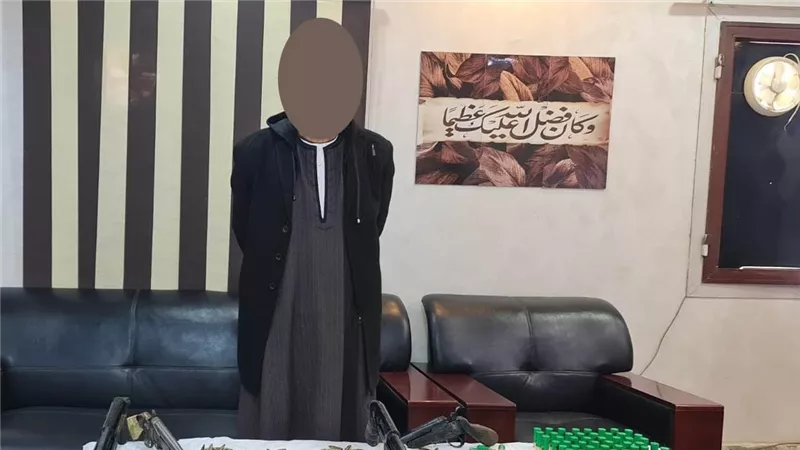 الداخلية: كشف ملابسات فيديو لأحد الأشخاص وبحوزته أسلحة نارية وذخائر