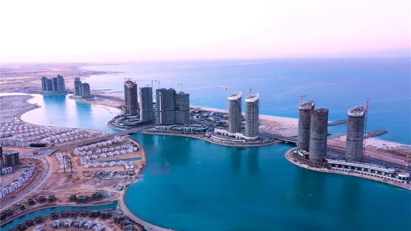 وزير الإسكان يتابع الموقف التنفيذى للمشروعات الجارى تنفيذها بمدينة العلمين الجديدة