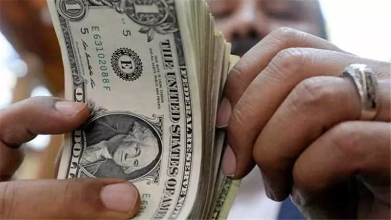 صدمة للمصريين.. الدولار يتخطى الـ 30 جنيه