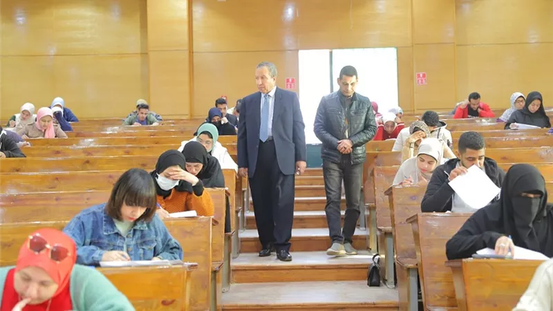 رئيس جامعة السويس يواصل متابعته لإختبارات الفصل الدراسي الأول