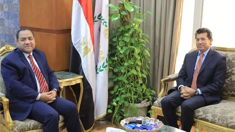 وزير الشباب والرياضة ورئيس التنظيم والإدارة يبحثان تعزيز التعاون المشترك